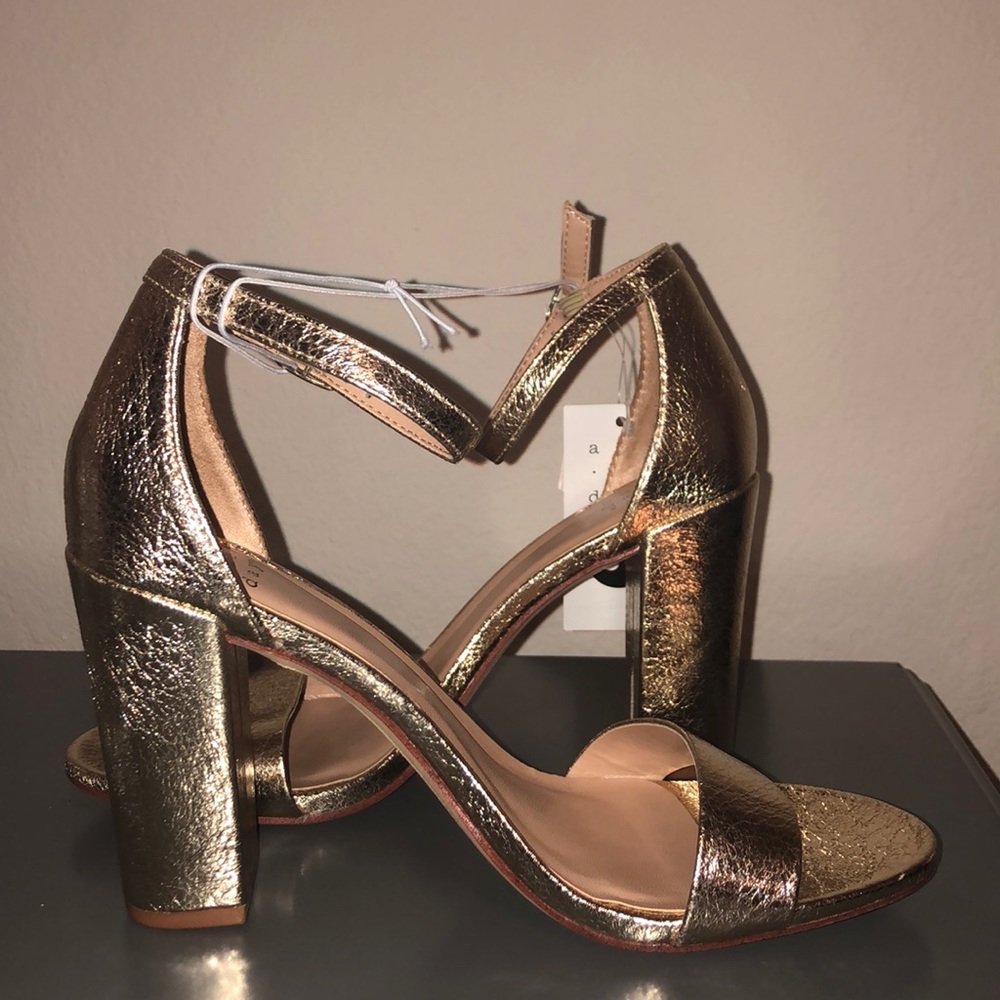 Gold high heel pump